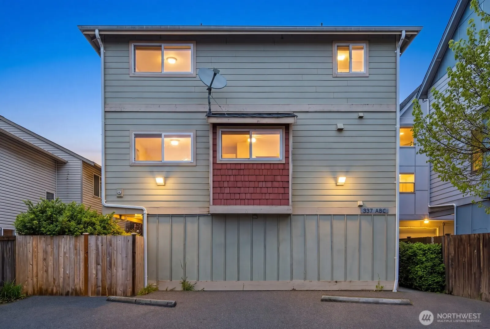 337 N 105th Street A, Seattle: photo 1 of 10